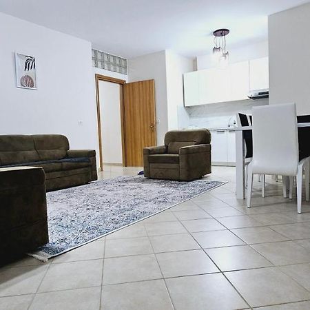 New Bazaar Side Bliss 2 Bed Room Apt With Free Garage Tirana Esterno foto