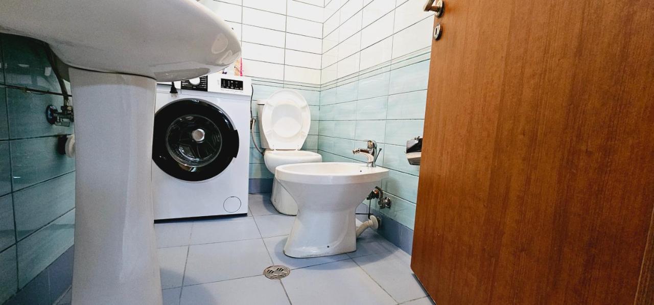 New Bazaar Side Bliss 2 Bed Room Apt With Free Garage Tirana Esterno foto